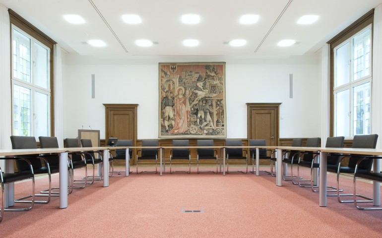 Foto Landesoberbergamt NRW, Dortmund: Sitzungssaal - Stirnwand mit Gobelin